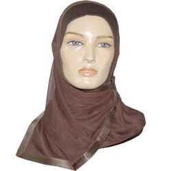 Qasim menolak hijab yang menutupi seluruh bahagian tubuh perempuan dan cadar yang memisahkan wanita melalui batasan tabir