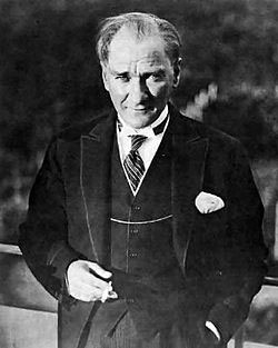 Mustafa Kemal Attaturk yang bertanggungjawab memansuhkan sistem Khilafah